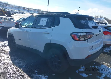 2024 Jeep Compass Latitude 4X4 из США, поврежденный, VIN 3C4NJDBN2RT143325